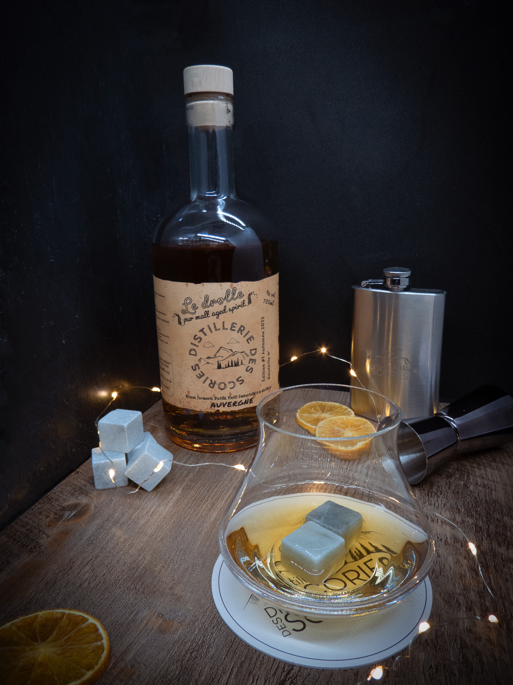 Pur malt en bouteille présenté servi dans un verre à whisky dans une ambiance feutrée et chaleureuse